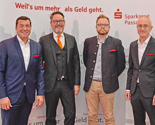 Sie hatten Ralf Nieke, Fachanwalt für Erbrecht, (2.v.l.) als Referenten zu Gast: (v.l.) Andreas Hieke, Florian Kapfhammer und Otmar Hausfelder von der Sparkasse Passau. − Foto: zema-medien.de Sie hatten Ralf Nieke, Fachanwalt für Erbrecht, (2.v.l.) als Referenten zu Gast: (v.l.) Andreas Hieke, Florian Kapfhammer und Otmar Hausfelder von der Sparkasse Passau. − Foto: zema-medien.de